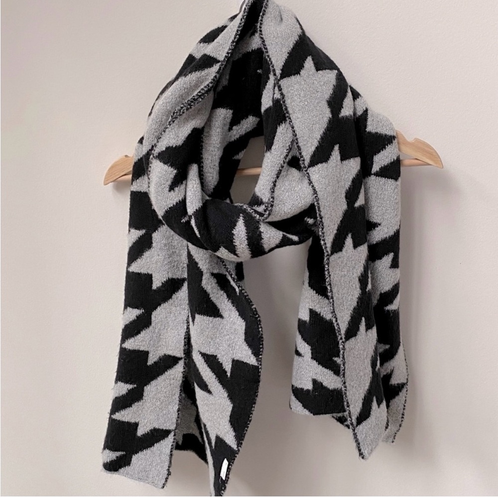 Forever 21 Fuzzy Gray & Black Houndstooth Scarf